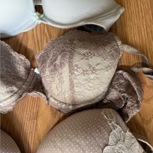 3 Victoria’s Secret bras - Picture 3 of 4